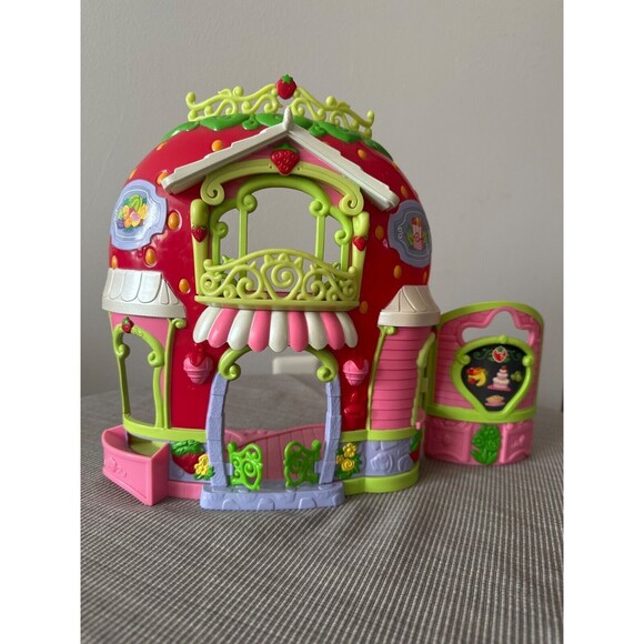 Strawberry Shortcake Bitty Berry Market Doll House Hasbro 2010 - Picture 1 of 8